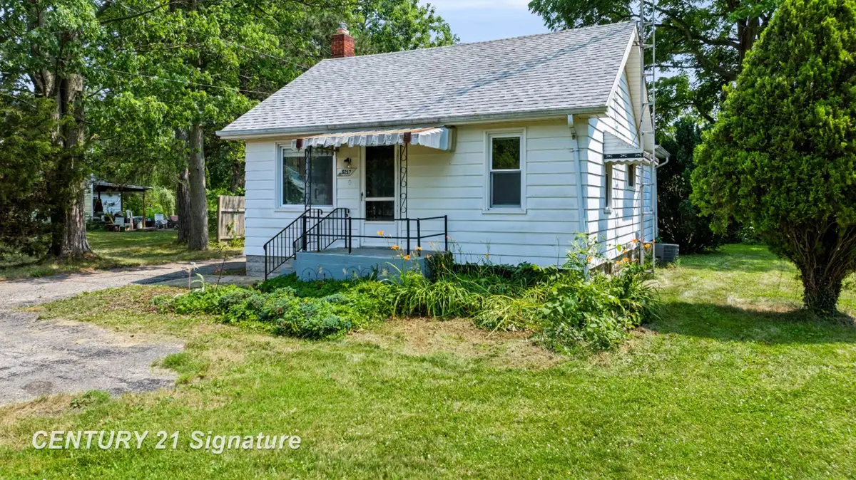 6217 Coldwater RD, Flushing, MI 48433 - #1