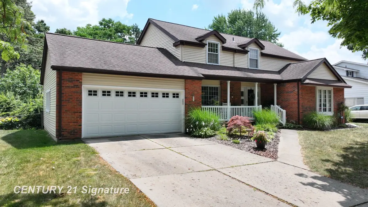 212 Cedarwood DR, Flushing, MI 48433 - #1