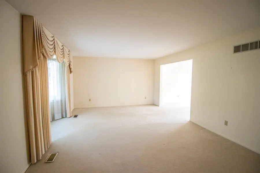 11651 Kings Charter RD, Grand Blanc, MI 48439 - #2