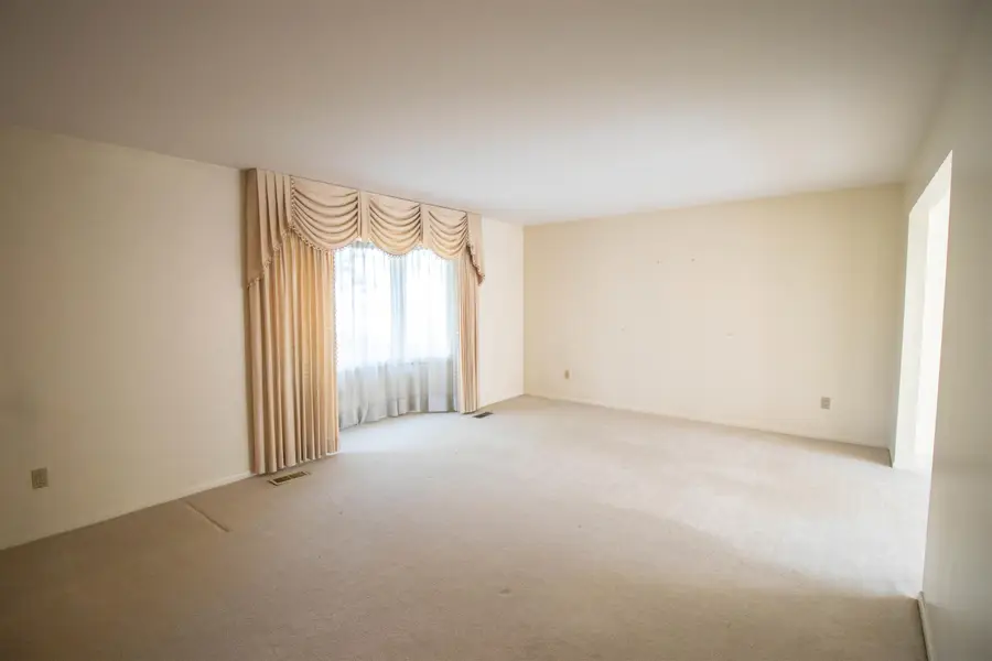 11651 Kings Charter RD, Grand Blanc, MI 48439 - #3