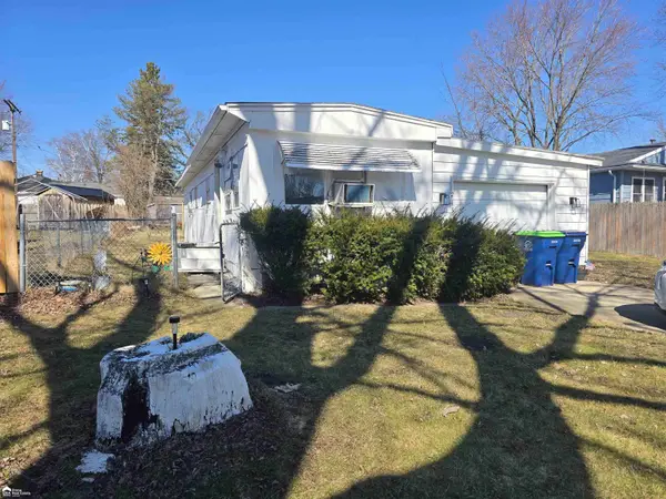 213 E oak ST, StCharles, MI 48655