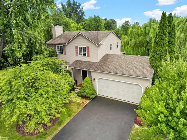 801 Eagle Heights DR, SouthLyon, MI 48178