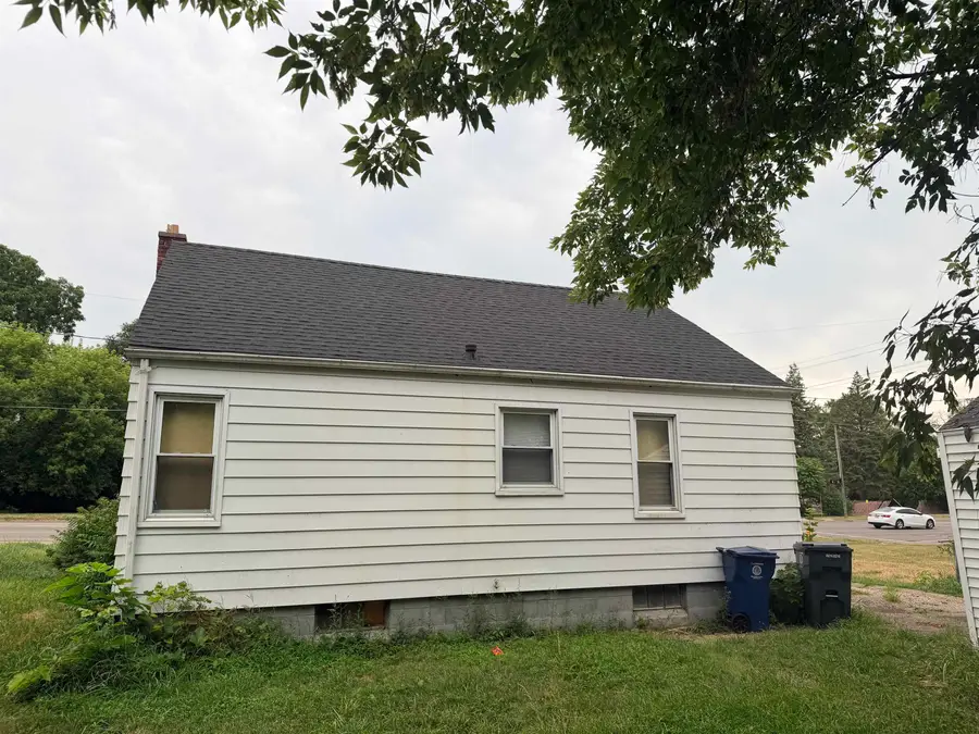 909 S Ballenger HWY, Flint, MI 48532 - #2