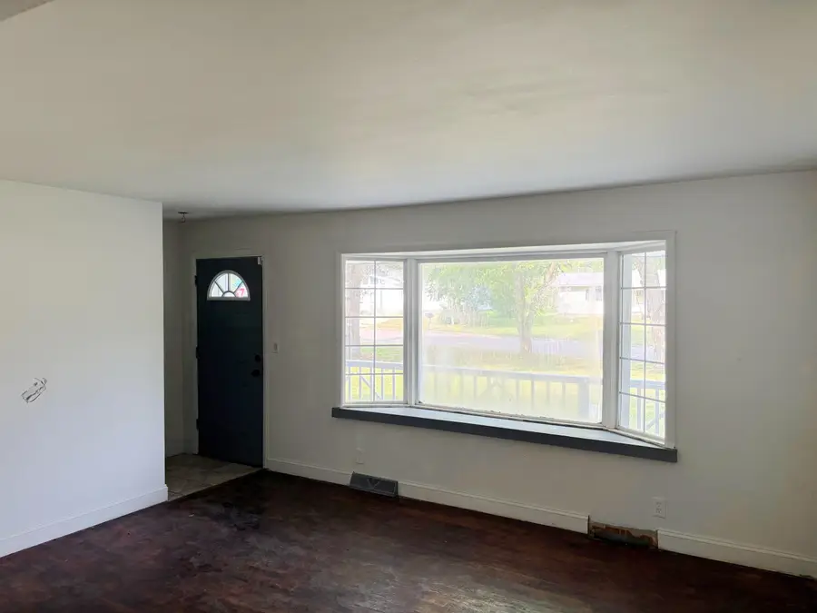 1394 Hillside DR, Flint, MI 48532 - #2