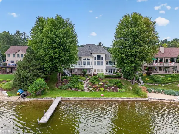 16048 Pine Bluff CT, Fenton, MI 48430