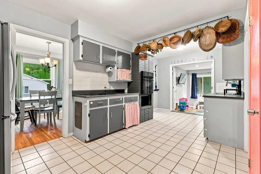 6136 Hugh ST, Burton, MI 48509 - #2