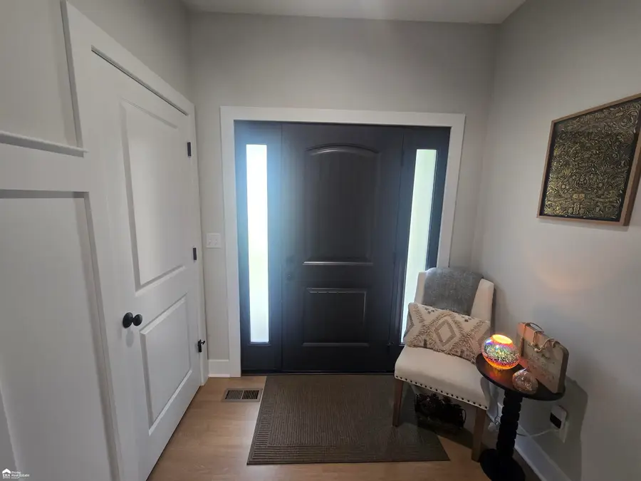 615 Pineview DR, Belding, MI 48809 - #2