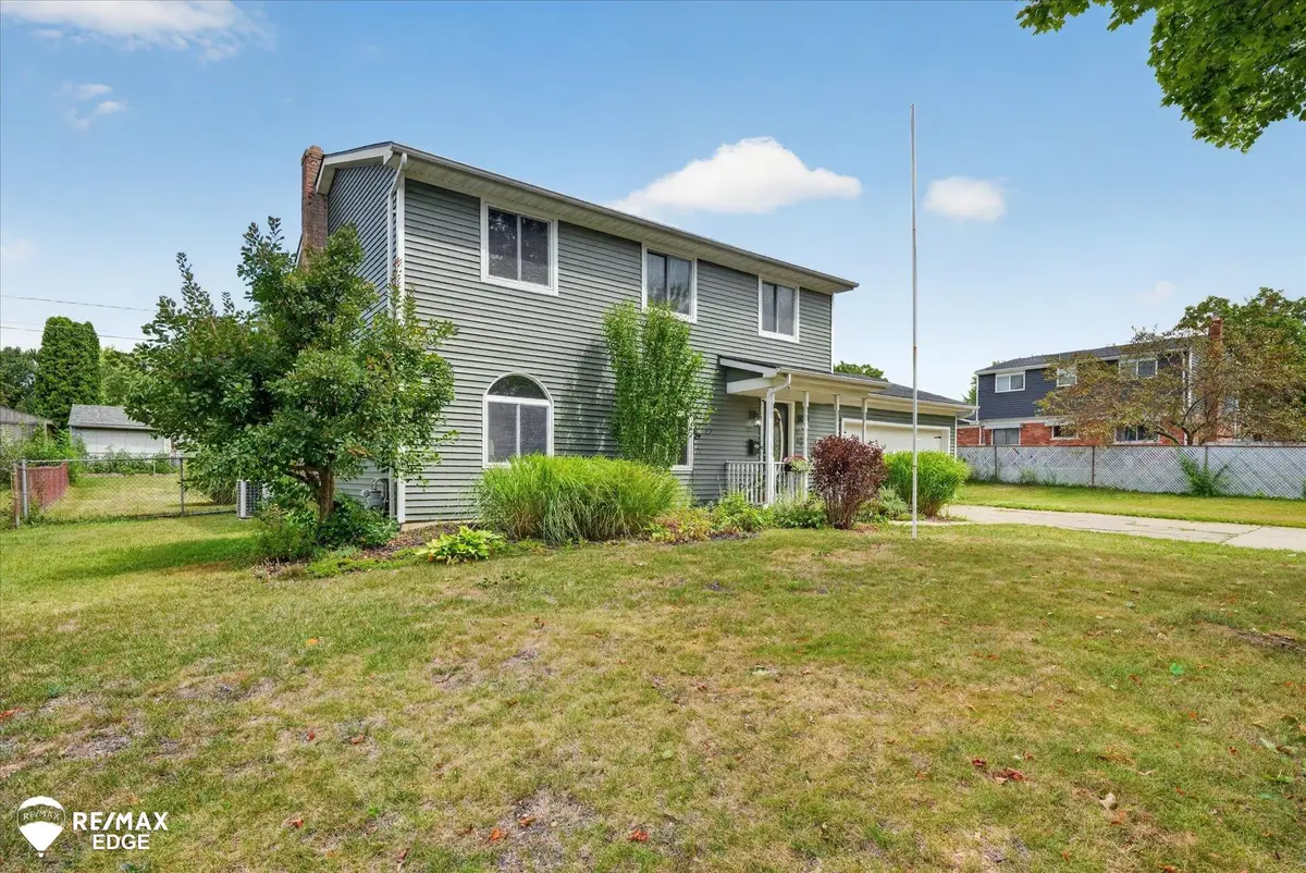 310 Delzingro DR, Davison, MI 48423 - #1