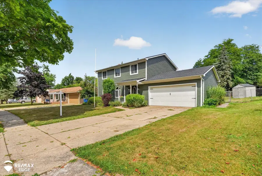 310 Delzingro DR, Davison, MI 48423 - #2