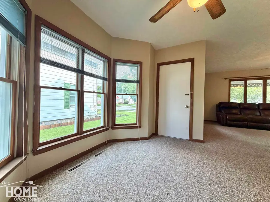 416 E King ST, Owosso, MI 48867 - #3