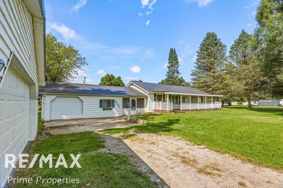 9284 Bray RD, Millington, MI 48746 - #3