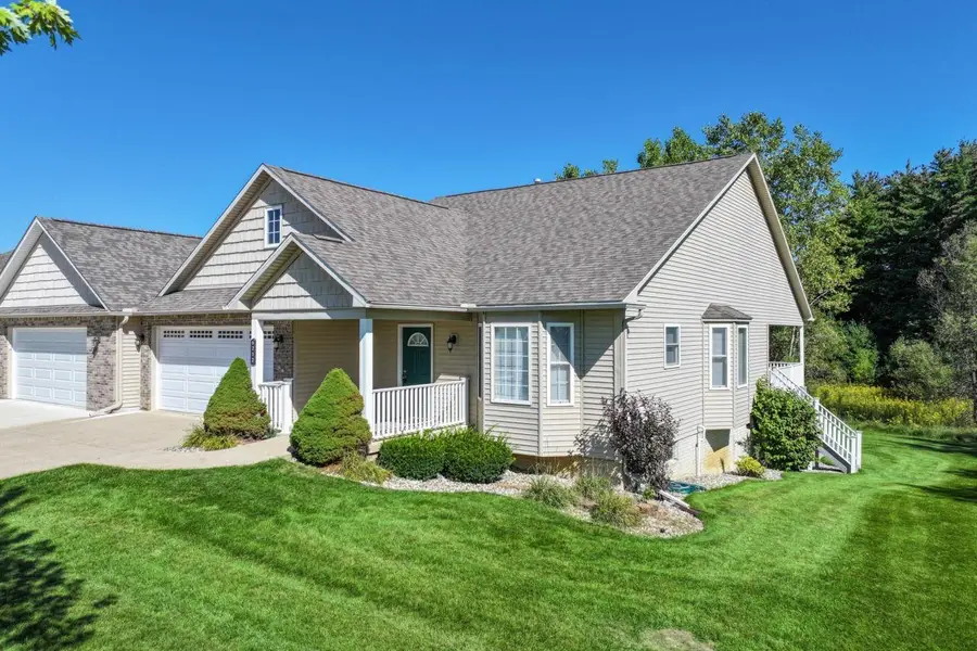 6212 Bainbridge DR, Swartz Creek, MI 48473 - #2