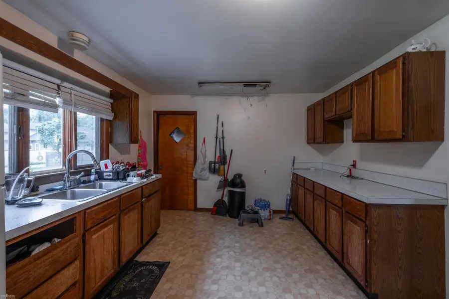 820 E Main ST, Owosso, MI 48867 - #3
