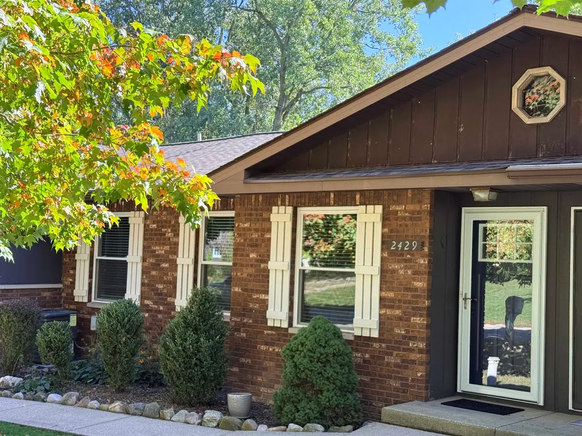 2429 Golden Shores DR, Fenton, MI 48430 - #1