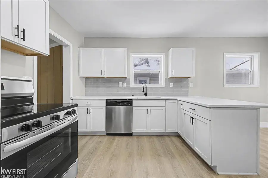 586 E Hayes AVE, Hazel Park, MI 48030 - #3