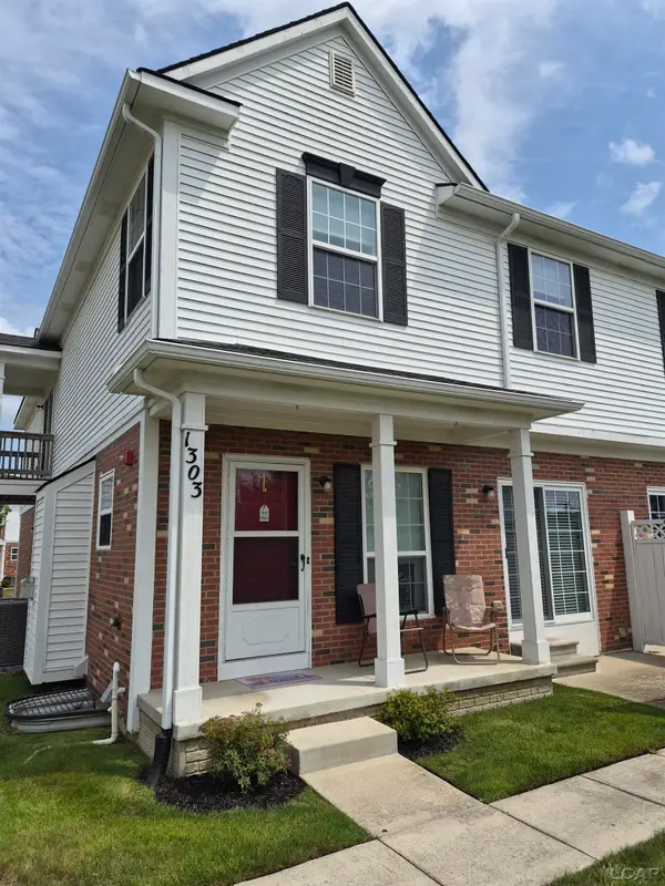 1303 Riversedge Dr DR, Saline, MI 48176