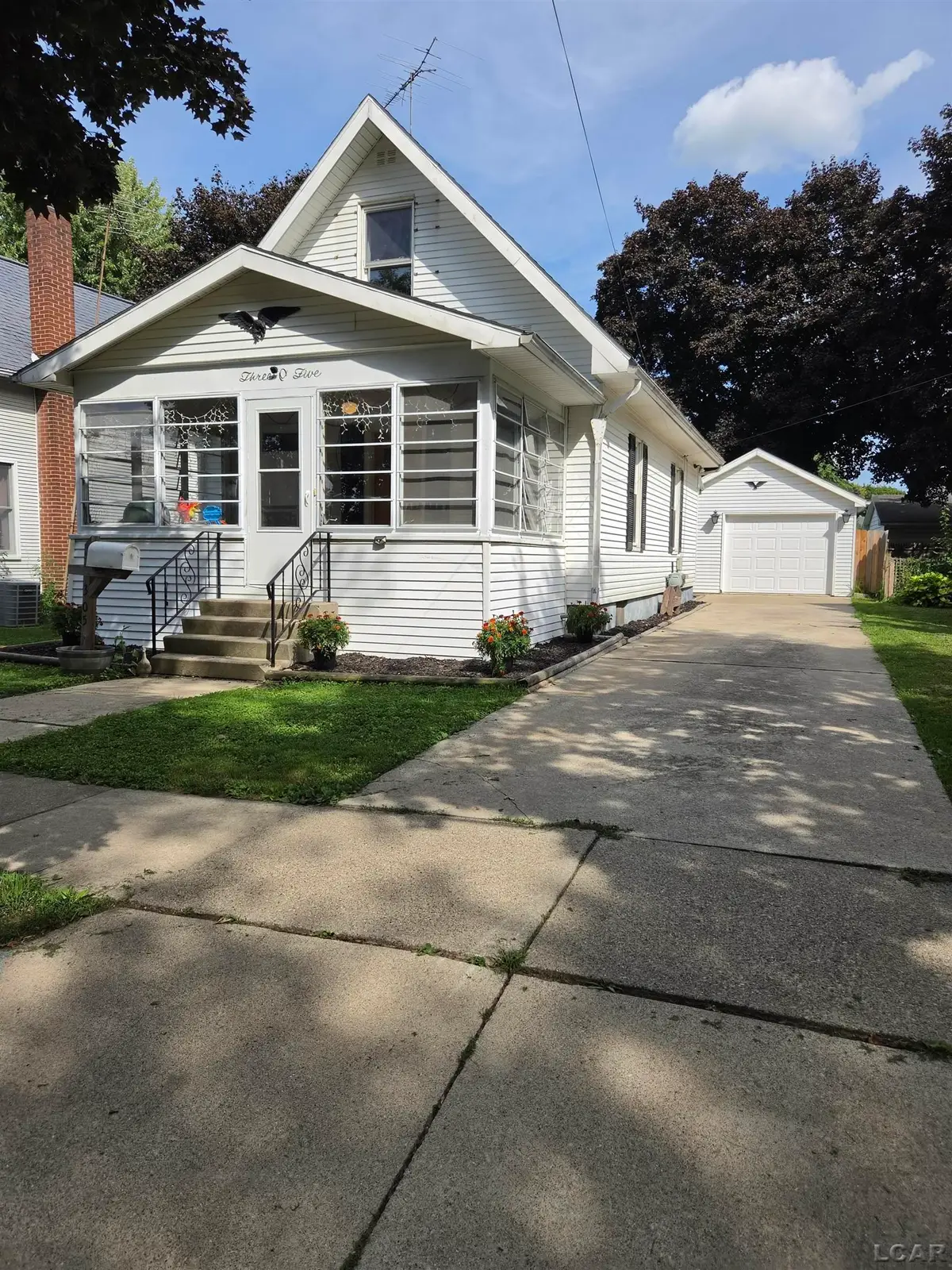 305 Giles AVE, Blissfield, MI 49228 - #1