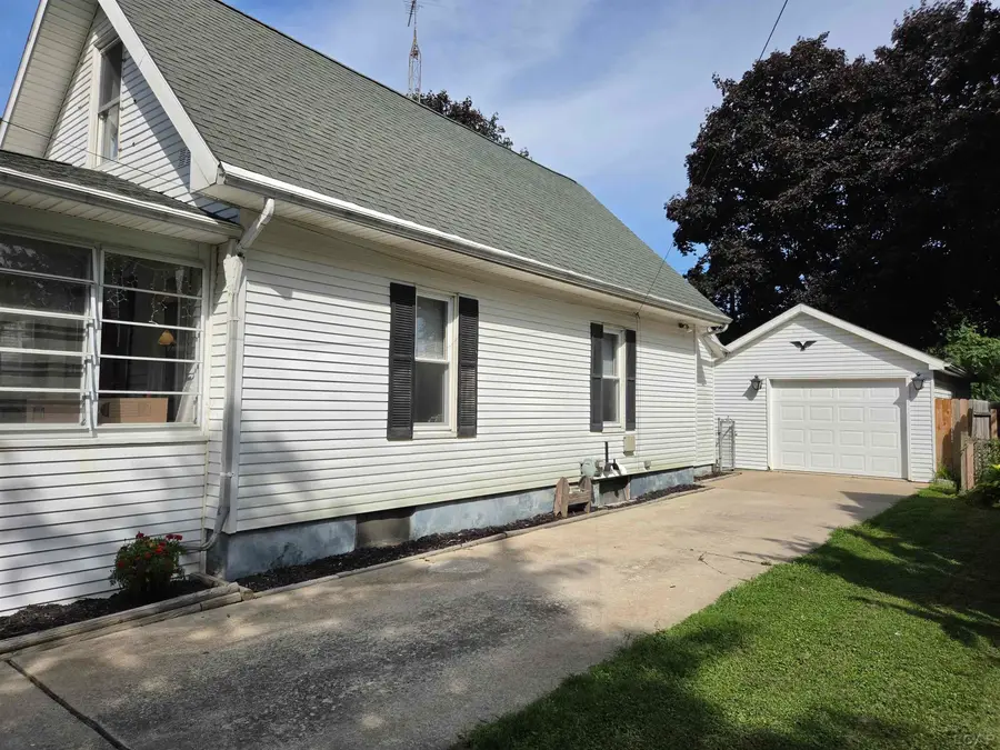 305 Giles AVE, Blissfield, MI 49228 - #2