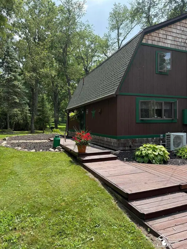 1193 Sand Lake HWY, Onsted, MI 49265