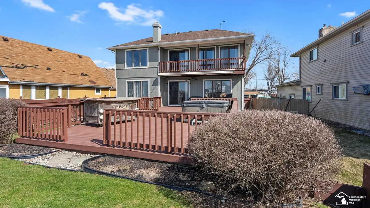 30990 Bayview DR, Gibraltar, MI 48173 - #1
