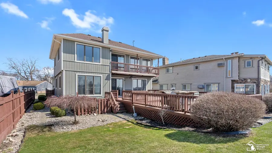 30990 Bayview DR, Gibraltar, MI 48173 - #2