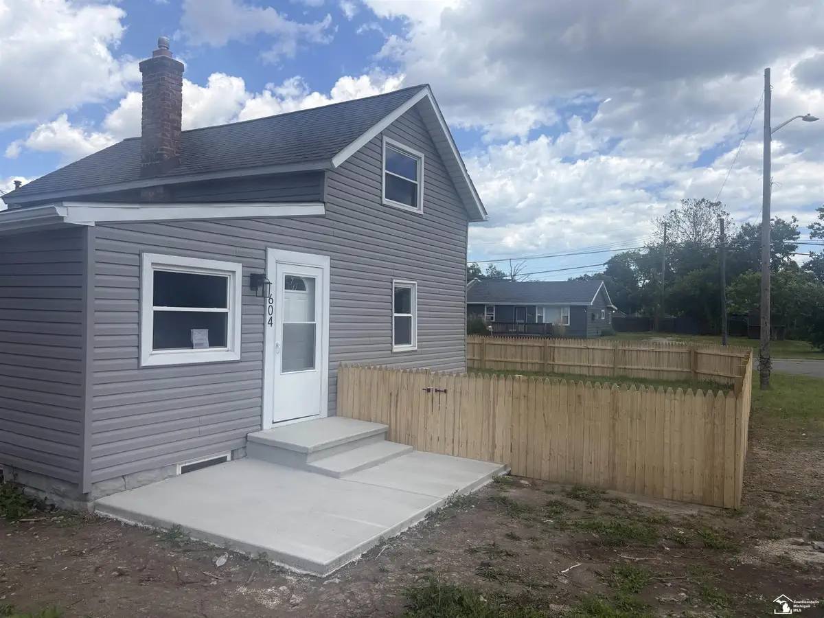 604 W 10th ST, Monroe, MI 48161 - #1