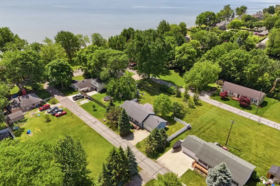 3484 Lakeshore DR, Monroe, MI 48162 - #2