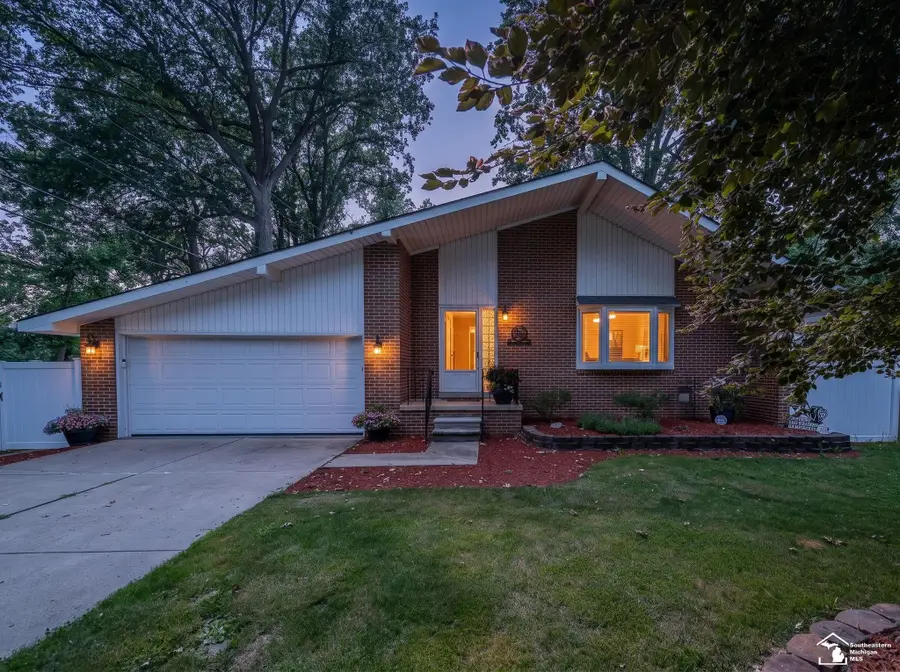 24860 Woodland DR, Brownstown, MI 48134 - #2