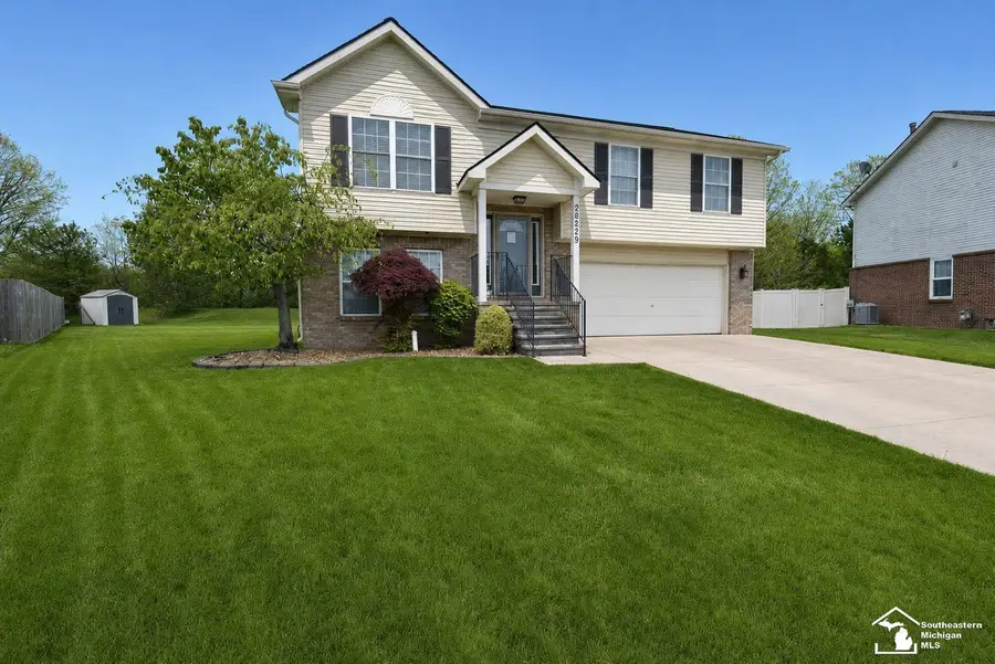 29229 Hunter CT, Brownstown, MI 48183 - #2