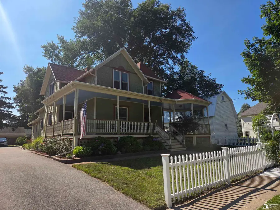 206 Jipson ST, Blissfield, MI 49228 - #3