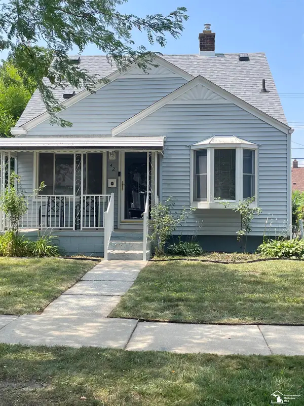 42 Cleveland, Trenton, MI 48183