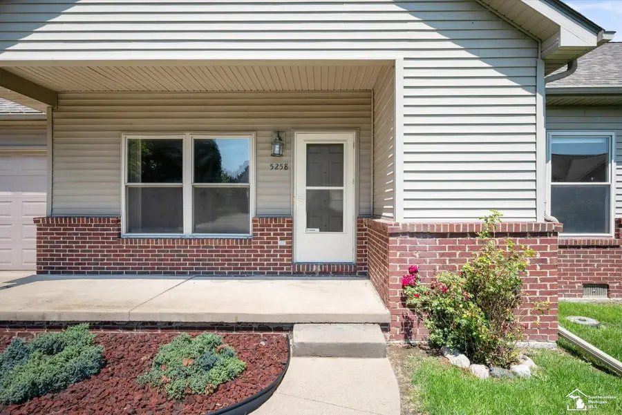 5258 Torrington DR, Monroe, MI 48161 - #3