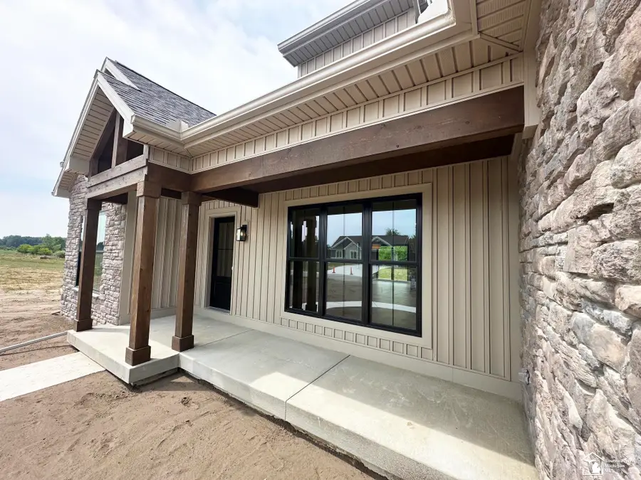 798 E Sweet Briar LN, Monroe, MI 48161 - #3
