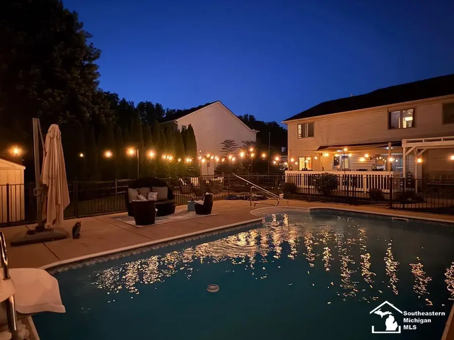 6829 Pine Creek CT, Bedford, MI 48182 - #2