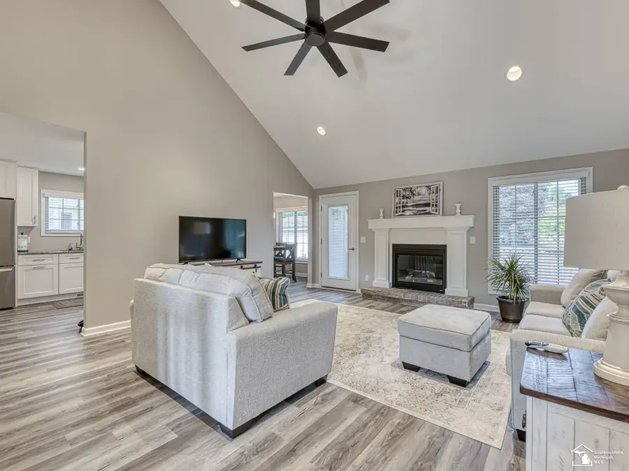 805 Donnalee DR, Monroe, MI 48162 - #3