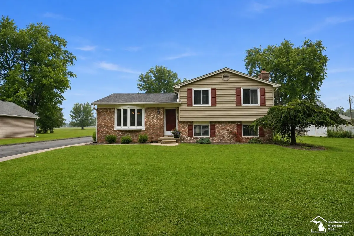 33429 Ludwig DR, Rockwood, MI 48173 - #1