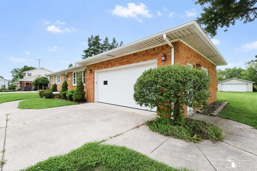 211 Bates LN, Monroe, MI 48162 - #2