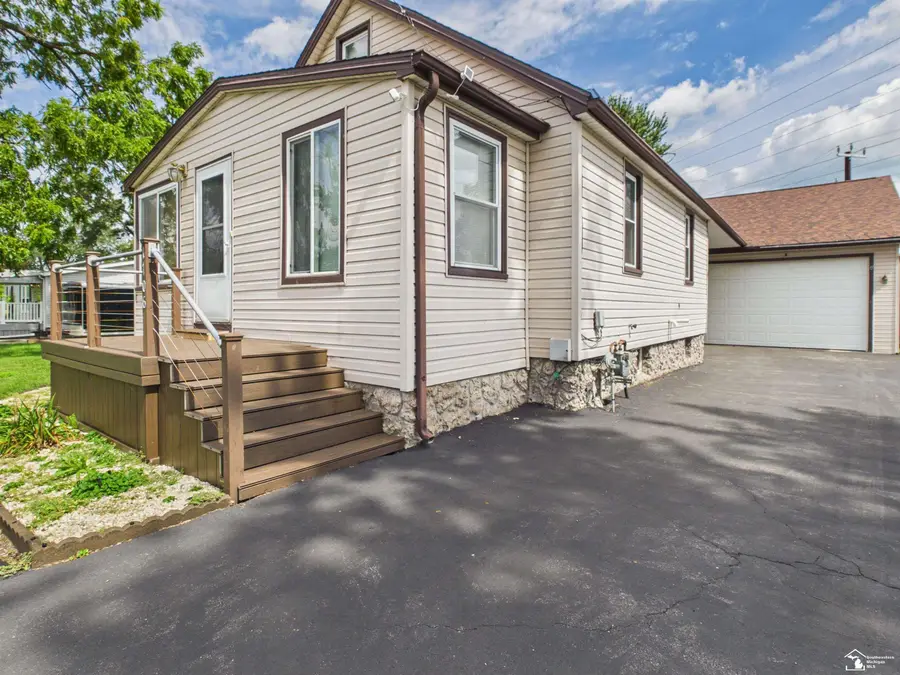 1706 Hemlock ST, Monroe, MI 48162 - #3