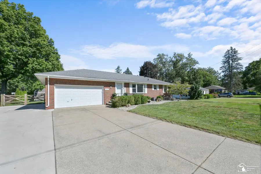 9032 Lawrence DR, Temperance, MI 48182 - #2