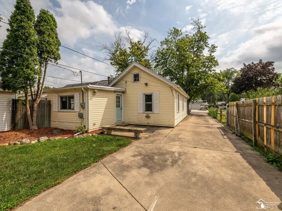 1214 Bacon ST, Monroe, MI 48161 - #3