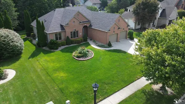 8110 High Oaks DR, Lambertville, MI 48144