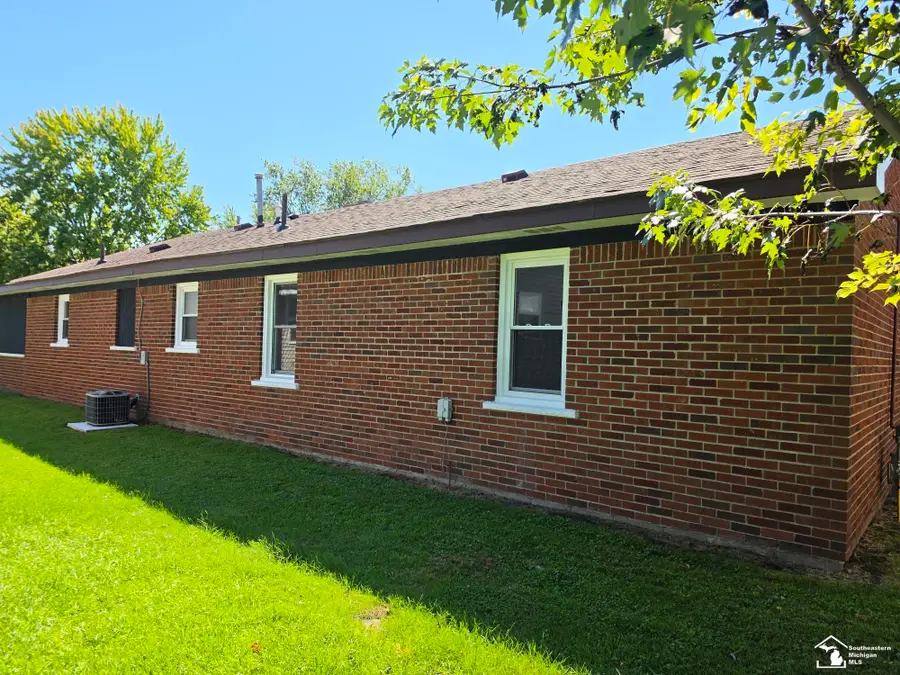 3451 Parkwood AVE, Monroe, MI 48162 - #3