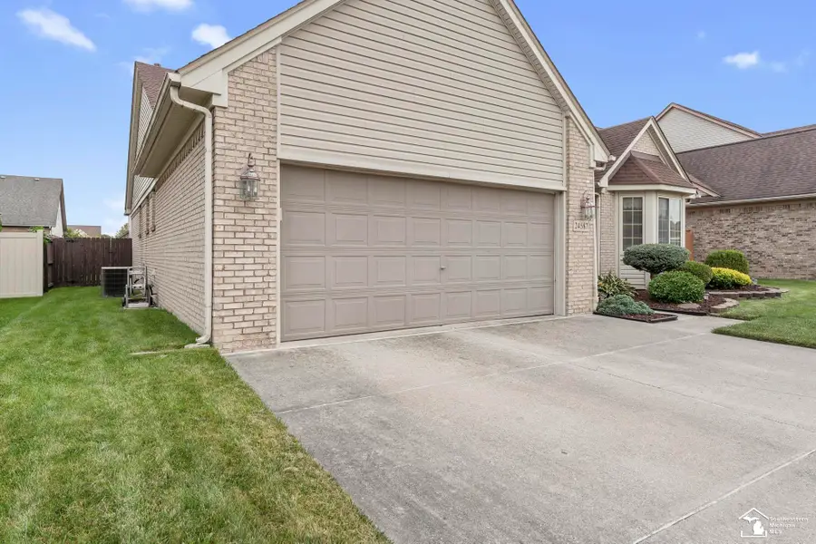24587 Brentwood DR, Brownstown, MI 48183 - #2