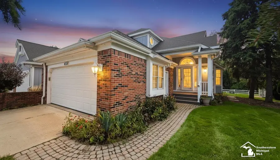204 Meadowlands CT, Monroe, MI 48161 - #2
