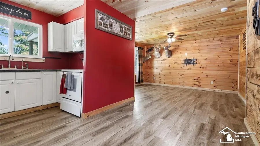 13637 Wright ST, Gibraltar, MI 48173 - #2
