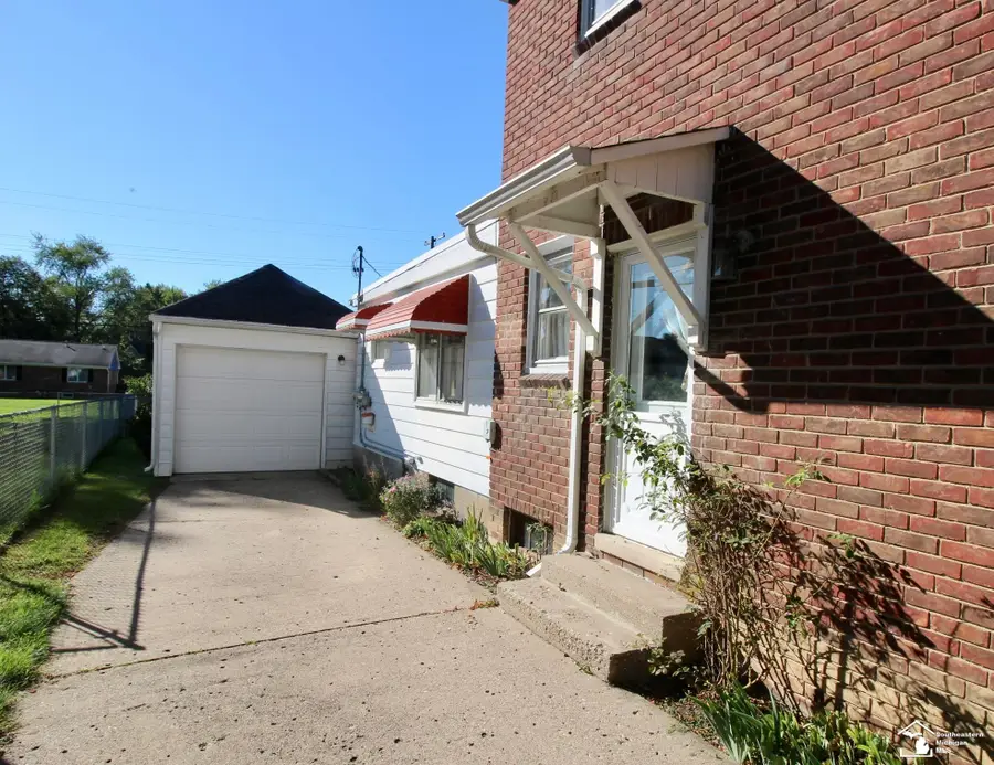 29386 Walnut ST, Flat Rock, MI 48134 - #2