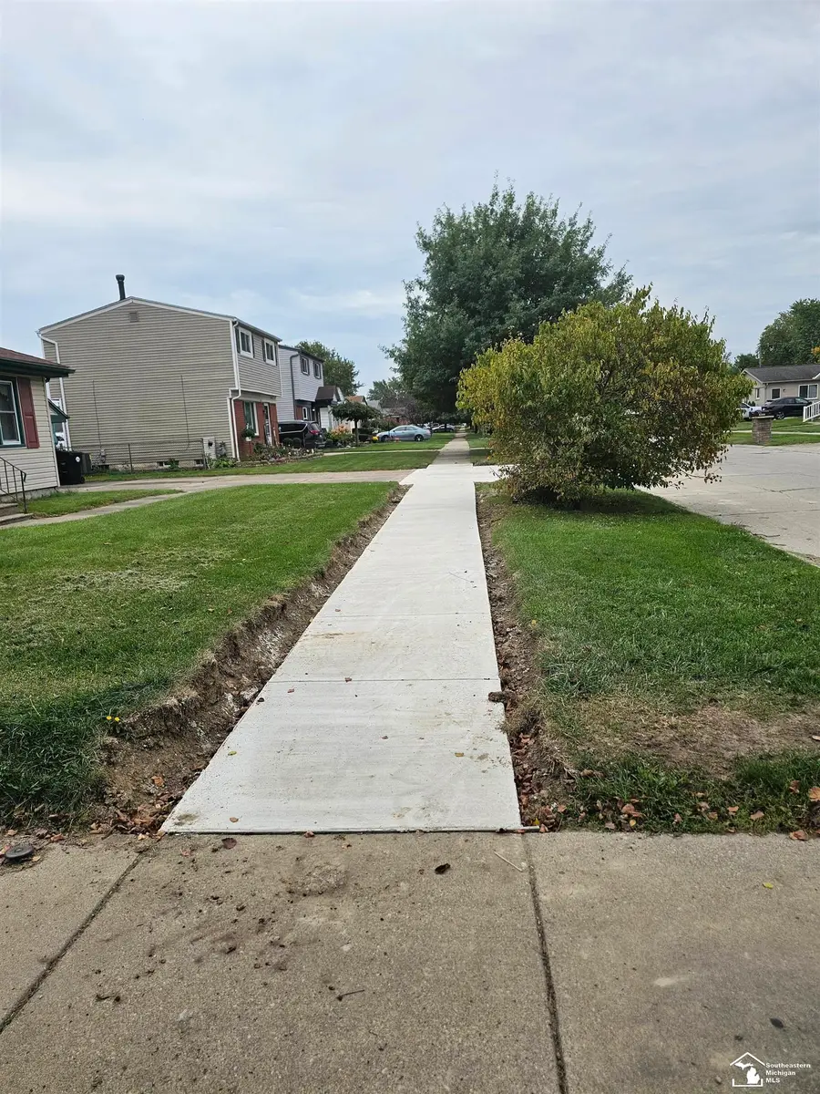 25425 Fairgrove ST, Woodhaven, MI 48183 - #3