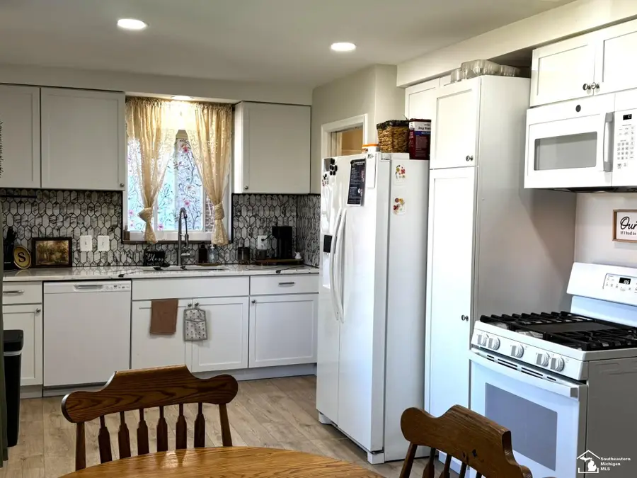 1427 Riverbank ST, Lincoln Park, MI 48146 - #3