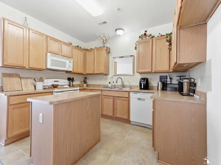 1346 Hillcrest DR, Waterford, MI 48327 - #3