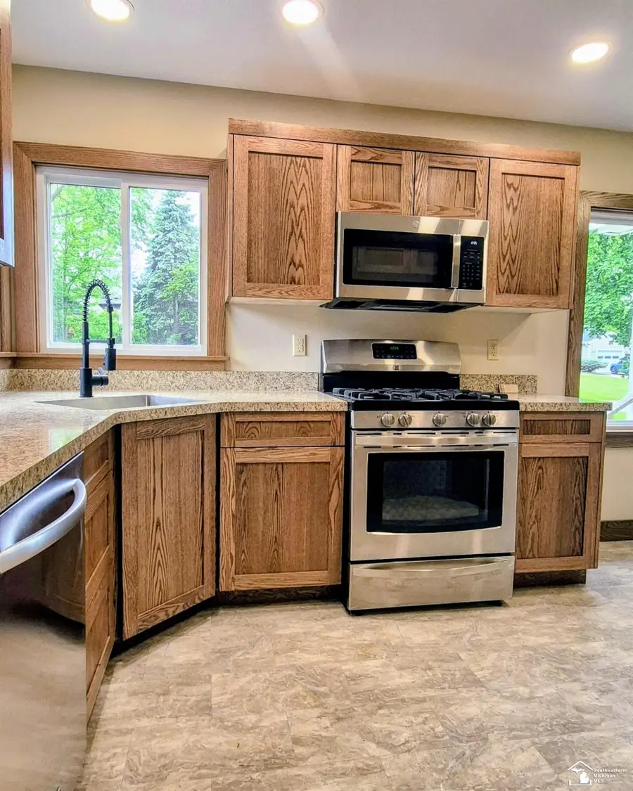 2114 Hollywood DR, Monroe, MI 48162 - #2